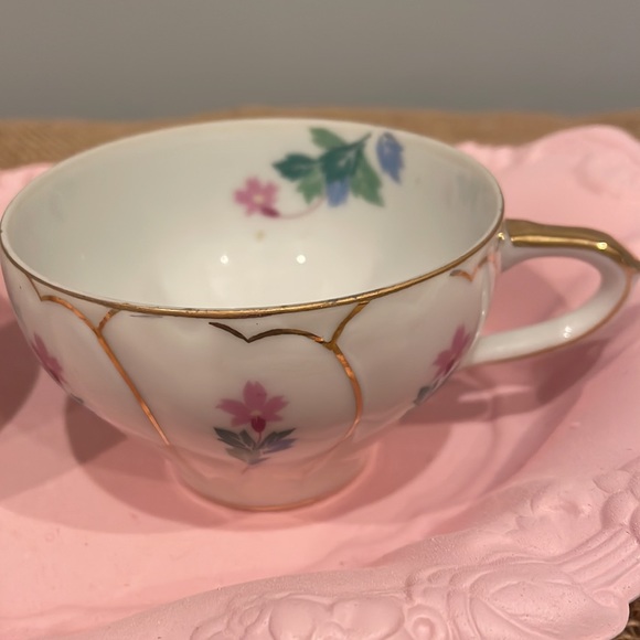 Floral design gold trimmed tea cups set of 2 Victorian style - Picture 2 of 5